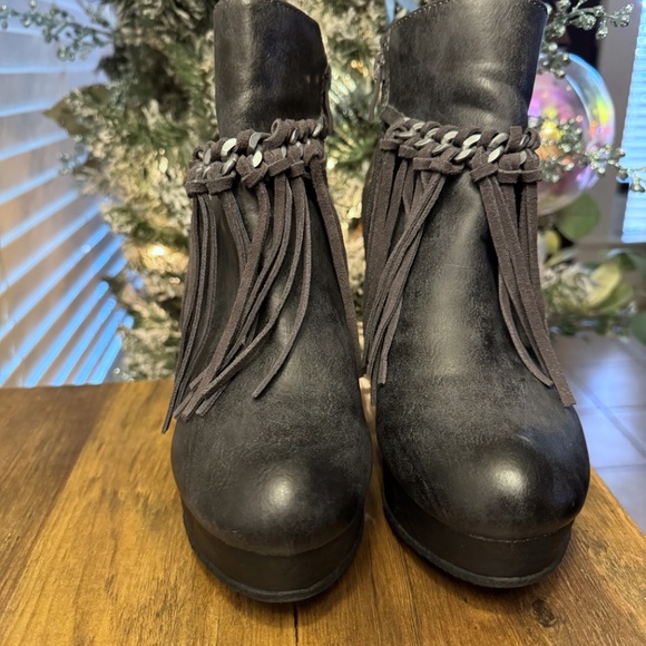 Sbicca grey fringe bootie size 8 - Picture 2 of 5
